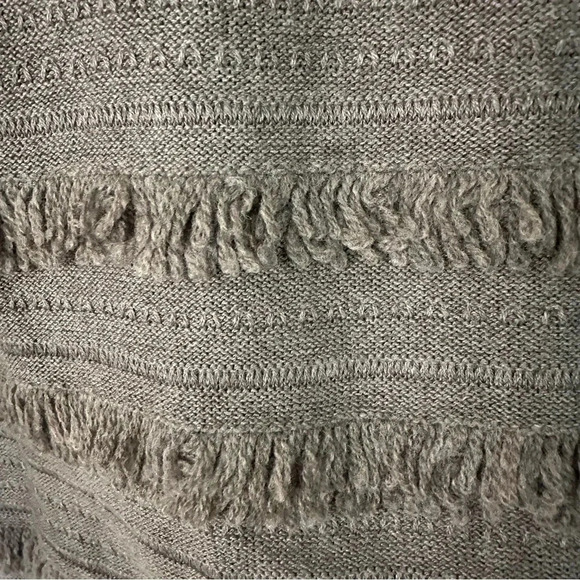 J. Jill Women’s Long Sleeve Taupe Rounded Neck Fringe Detail Sweater Sz XSP GUC - Picture 5 of 8